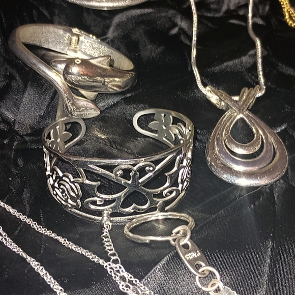 Necklaces and bracelets - Picture 9 of 13